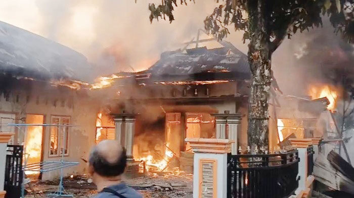 kebakaran rumah dan kos kosan di padang jeka kampaidetiksumut 1748875940810 169