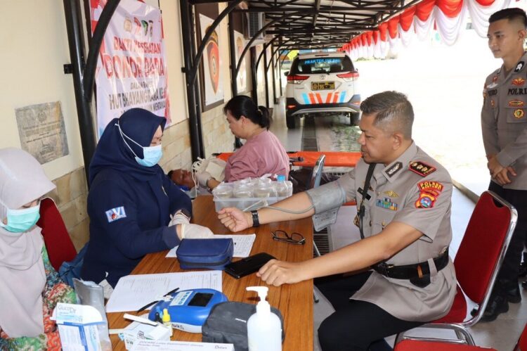 Peringatan Hari Bhayangkara ke-79, Ribuan Warga Mentawai Antusias Ikuti Gerak Jalan Santai 1 PERIKSA TENSI— Sebelum mendonorkan darah, pendonor harus menjalani sejumlah pemeriksaan kesehatan yang dilakukan tim medis.