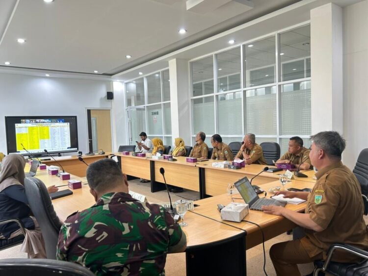 Kemendagri Ingatkan Pemda, Inflasi Tinggi Lakukan Langkah Pengendalian 1 Zoom Meeting— Pemko Padang Panjang mengikuti Rapat Koordinasi (Rakor) Pengendalian Inflasi Daerah yang diikuti melalui Zoom Meeting, di Ruang VIP Balai Kota, Senin (23/6).
