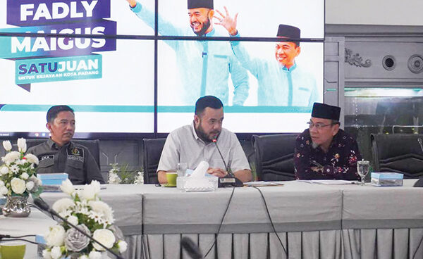 Desember 2025 Tuntas, Normalisasi Sungai Batang Kandis Sudah 70 Persen 1 RAKOR PEMBEBASAN LAHAN— Wali Kota Padang Fadly Amran memimpin rakor didampingi Wakil Wali Kota Maigus Nasir, membahas tindak lanjut pembebasan lahan proyek normalisasi Sungai Batang Kandis di Kecamatan Koto Tangah, di Rumah Dinas Wako, jalan Ahmad Yani, Kamis (12/6).