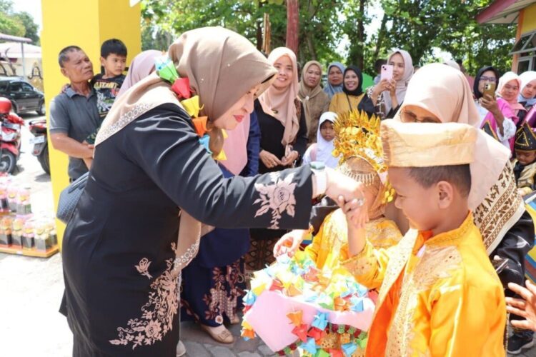 Pentas Seni Meriahkan Pelepasan Murid TK 1 PERPISAHAN MURID TK— Bunda PAUD Kota Pariaman Yosneli Balad menyalamimurid-murid Taman Kanak-Kanak (TK) Pembina Kota Pariaman, Kelurahan Pondok Duo, Kecamatan Pariaman.