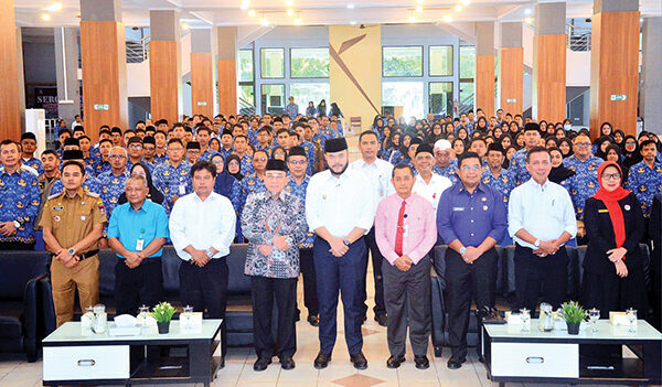 350 CPNS Baru Siap Mengabdi di Kelurahan 1 PELEPASAN CPNS— Wali Kota Padang Fadly Amran, menghadiri pelepasan 350 CPNS yang akan memulai masa pengabdian di pemerintah kelurahan se-Kota Padang, di Bagindo Aziz Chan Youth Center, Senin (2/6).