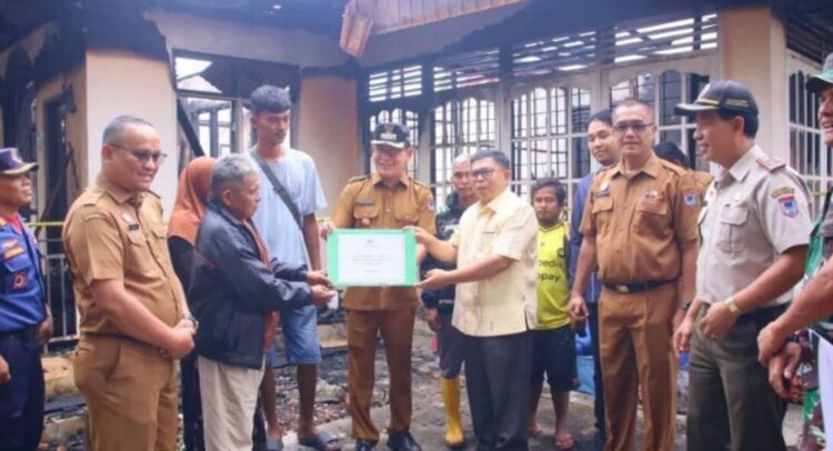 Musibah Kebakaran di Nan Kodok Payakumbuh, Wako dan Baznas Turun Bantu Korban 1 SERAHKAN BANTUAN— Wako Payakumbuh Zulmaeta bersama jajaran Pemko dan Baznas, menyerahkan bantuan kepada warga terdampak kebakaran di kawasan Nan Kodok, Tigo Koto Dibaruah.