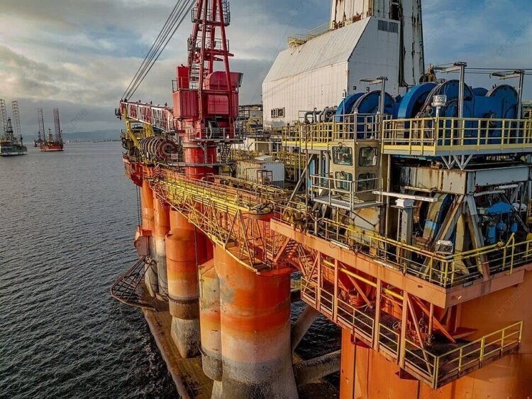 Usai Kesepakatan Gencatan Senjata Iran-Israel, Harga Minyak Dunia Turun Tajam 1 ILUSTRASI Pengeboran minyak lepas pantai.