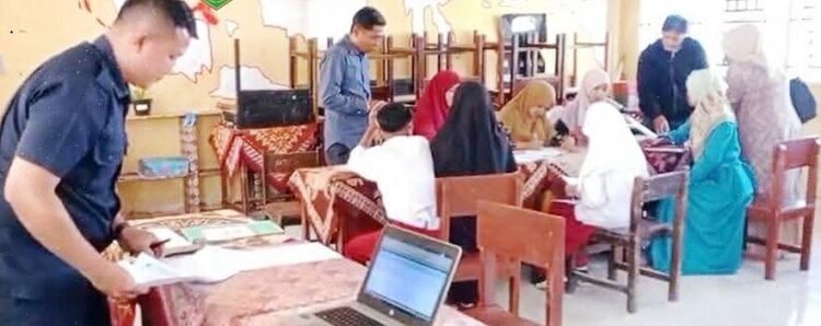 Tahun Ajaran 2025/2026, Pemko Tetapkan Teknis SPMB SD dan SMP 1 PENDAFTARAN SISWA BARU—Sejumlah anak didampingi orang tua mengikuti pelaksanaan Sistem Penerimaan Murid Baru (SPMB) Tahun Ajaran 2025/2026 untuk jenjang Sekolah Dasar (SD) dan Sekolah Lanjutan Tingkat Pertama (SMP).