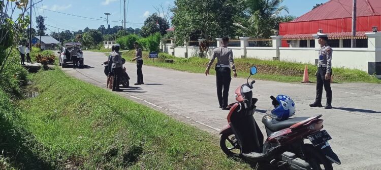Tingkatkan Ketertiban Berlalulintas, Kasatlantas: Warga harus Bisa jadi Polisi untuk Diri Sendiri 1 RAZIA KENDARAAN— Kasatlantas Polres Kepulauan Mentawai, AKP Wendrizal saat memimpin razia kendaraan sepeda motor dan memberikan edukasi pada pengendara.