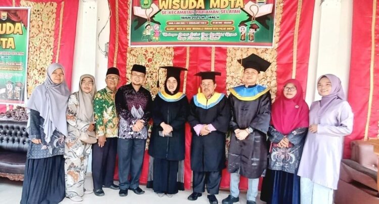 Satu Rumah Satu Hafidz Quran, Wujudkan Pariaman sebagai Kota ”Risalah” 1 WISUDA TAHFIZ— Kepala Dinas Pendidikan Pemuda dan Olahraga (Dikpora) Kota Pariaman Hertati Taher, foto bersama usai acara wisuda tahfiz MDTA se-Kecamatan Pariaman Selatan.