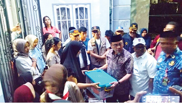 Tanggap Cepat, Wawako Serahkan Bantuan Korban Kebakaran di Suraugadang 1 BANTUAN DARURAT— Wakil Wali Kota Padang Maigus Nasir, secara langsung menyerahkan bantuan darurat kepada para korban kebakaran di di Kelurahan Surau Gadang, Kecamatan Nanggalo, Senin (2/6) malam.
