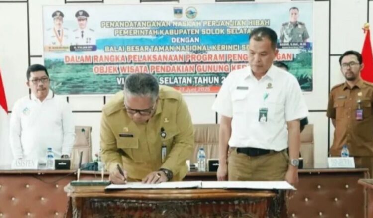 TANDA TANGAN PERJANJIAN HIBAH— Sekretaris Daerah Kabupaten Solok Selatan Syamsurizaldi menandatangani perjanjian hibah dengan Balai Besar Taman Nasional Kerinci Seblat (BB TNKS).