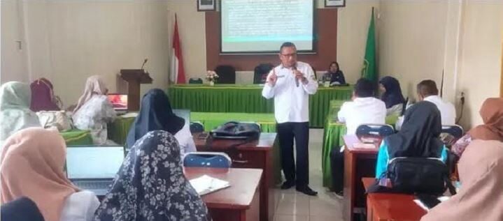 Kasi Penmad Berikan Arahan, Penerbitan Ijazah dan Penyerahan Blangko 1 ARAHAN—Kasi Penmad, Syafruddin, saat memberikan arahan dalam kegiatan sosialisasi teknis penerbitan ijazah dan penyerahan blangko ijazah serta transkrip nilai kepada kepala dan operator MI serta RA se-Kota Sawahlunto.