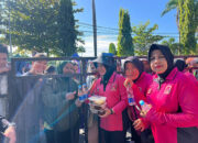 Ketua Bhayangkari Dharmasraya Bagikan Rendang ke Warga