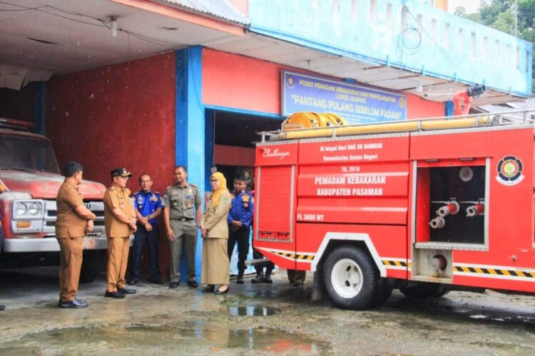 Sikapi Laporan Masyarakat, Sidak Posko Damkar Pasaman, Bupati Pastikan Kesiapan Armada 1 SIDAK POSKO— Bupati Pasaman Welly Suheri didampingi Sekda Sylfia Evayanti dan Kadis Kominfo, melakukan inspeksi mendadak (sidak) di Markas Pemadam Kebakaran (Damkar). Bupati memastikan seluruh armada dan personel Damkar Pasaman harus siap dan cepat dalam membantu masyarakat.