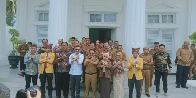 Tekan Pengangguran dan Buka Akses Kerja Global, Bupati Datangkan Menteri Perlindungan Pekerja Migran Indonesia 1 FOTO BERSAMA— Bupati Padangpariaman John Kenedy Azis foto bersama dengan Menteri Perlindungan Pekerja Migran Indonesia (P2MI), Abdul Kadir Karding dalam kunjungan kerjanya ke Padangpariaman.