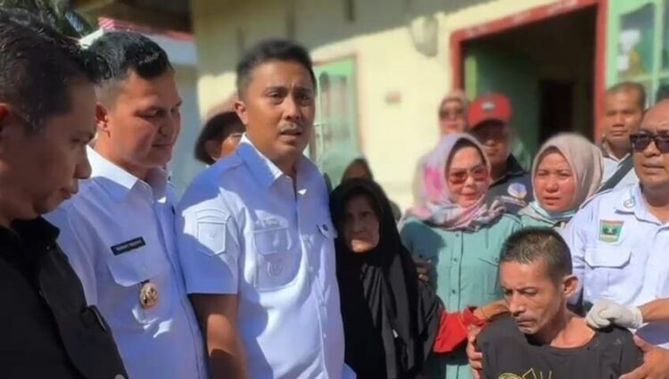 Kisah Dibalik Pasung Didera Antoni, Pemprov Tegaskan Komitmen Penghormatan HAM 1 BEBASKAN WARGA YANG DIPASUNG—Wakil Gubernur Sumatera Barat Vasko Ruseimy, saat membebaskan Antoni yang bertahun-tahun hidup dalam pasungan.
