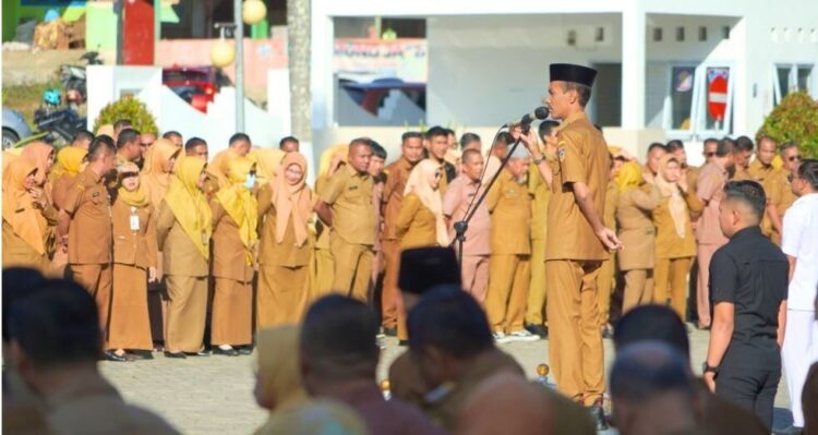 Masa Orientasi 31 CPNS Selesai, Yulian Efi: Fokus Bekerja, Loyalitas dan Integritas! 1 ARAHAN—Wakil Bupati Solok Selatan H. Yulian Efi memberikan arahan saat apel Gabungan ASN
di Halaman Kantor Bupati Solok Selatan, Senin (16/6).