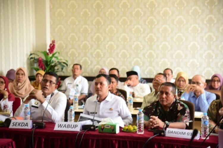 Pemkab Padangpariaman Lakukan Verifikasi Lapangan Hybrid untuk Evaluasi KLA 1 VERIFIKASI LAPANGAN— Wakil Bupati Padangpariaman Rahmat Hidayat, menyampaikan komitmen kuat Pemerintah Daerah dalam memenuhi hak-hak anak, saat verifikasi lapangan hybrid dalam rangka evaluasi kabupaten/kota layak anak (KLA) tahun 2025 secara daring.