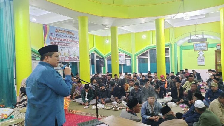 Meriahkan Hari Raya Idul Adha 1446 H, Masyarakat Jorong Tabubaraie Gelar Salawat Dulang 1 SALAWAT DULANG— Wakil Bupati Tanah Datar Ahmad Fadly, menghadiri kegiatan salawat dulang yang digelar masyarakat Jorong Tabubaraie, Nagari Peninjauan, Minggu (8/6) malam.