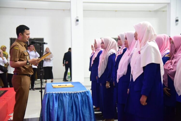 LANTIK—Wakil Bupati Padangpariaman, Rahmat Hidayat, saat melantik  pengurus Gabungan Organisasi Wanita (GOW) Kabupaten Padangpariaman periode 2025–2030.