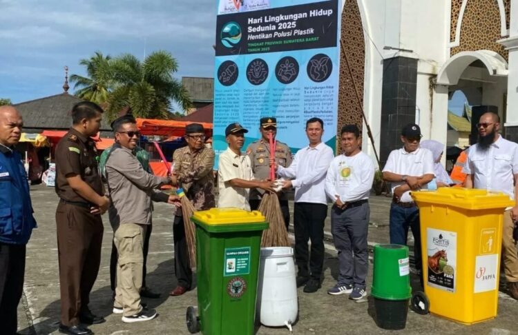 Masyarakat Diajak Aktif dalam Pengelolaan Sampah 1 SERAHKAN ALAT—Wakil Bupati Padangpariaman, Rahmad Hidayat. serahkan alat gotong royong.