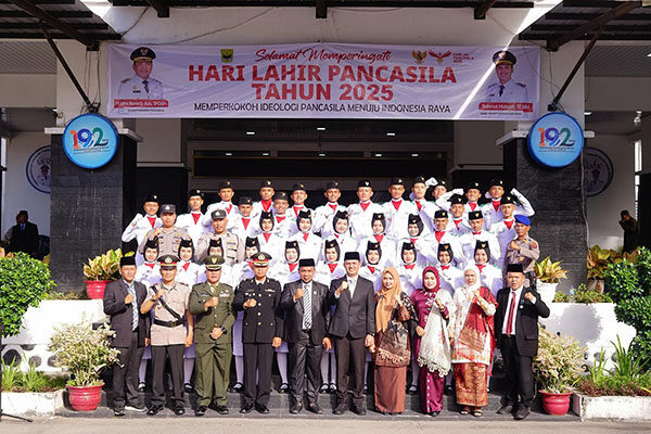 Kebersamaan 100 Hari Kepemimpinan JKA–Rahmat, Rahmat Hidayat: Apresiasi Semua Pihak 1 FOTO BERSAMA— Wakil Bupati Padangpariaman Rahmat Hidayat berfoto bersama usai upacara Peringatan Hari Lahir Pancasila, Senin (2/6).