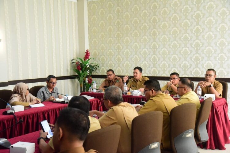 PIMPIN RAPAT— Wakil Bupati Padangpariaman Rahmat Hidayat, memberikan ambutan saat memimpin rapat tindak lanjut pengembangan ekonomi daerah,kemain di Ruang Rapat Sekretaris Daerah, Kantor Bupati Padangpariaman.