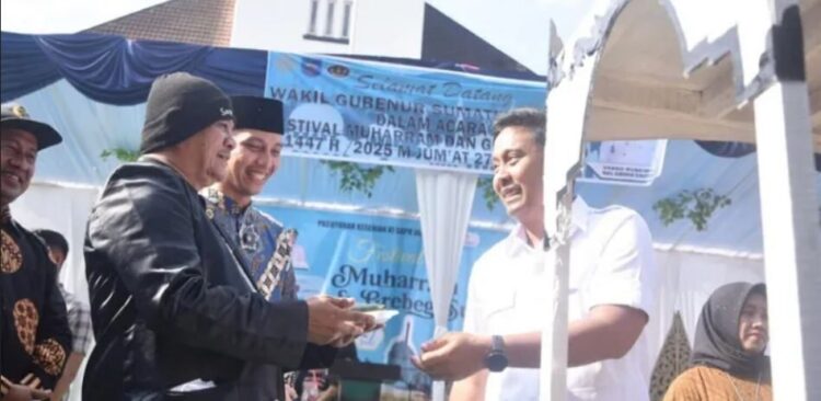 Wagub Sumbar Hadiri Gerebeg Suro Festival Muharram 1 HADIRI GEREBEG SURO— Wali Kota Sawahlunto Riyanda Putra bersama Wakil Gubernur S umatera Barat Vasco Ruseimy turut hadir dalam perhelatan budaya Gerebeg Suro yang digelar di Lapangan Segitiga Sawahlunto, Jumat (27/6).