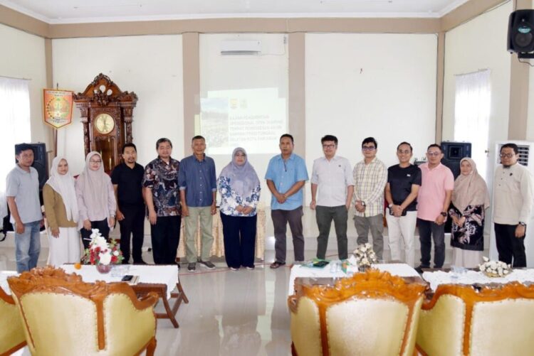 Gandeng Unand, Pemko Pariaman Kaji Penghentian Operasional Open Dumping TPA 1 KUNJUNGAN TIM UNAND— Wakil Wali Kota Pariaman Mulyadi, menerima kunjungan Unand bersama Kementerian Lingkungan Hidup untuk melakukan kajian penghentian operasional open dumping TPA Sampah Tungkal Selatan, Kecamatan Pariaman Timur, Kota Pariaman.