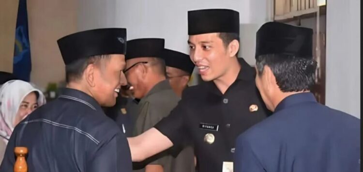 Dalam Pembahasan DPRD dan Pemko Sawahlunto, Hilangkan Denda di Ranperda Administrasi Kependudukan 1 BINCANG— Walikota Riyanda Putra tengah berbincang-bincang dengan anggota DPRD Sawahlunto usai rapat paripurna.