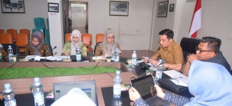 Pemko Sawahlunto Penuhi Kebutuhan Dokter di Seluruh Puskesmas dan Pustu 1 RAPAT— Wali Kota Sawahlunto Riyanda Putra dan Ketua Komisi I DPRD Sawahlunto Ronny Eka Putra rapat bersama Kadinkesdalduk-KB Ranu Vera Mardianti membahas optimalisasi kerja sama BPJS Kesehatan, baru-baru ini.