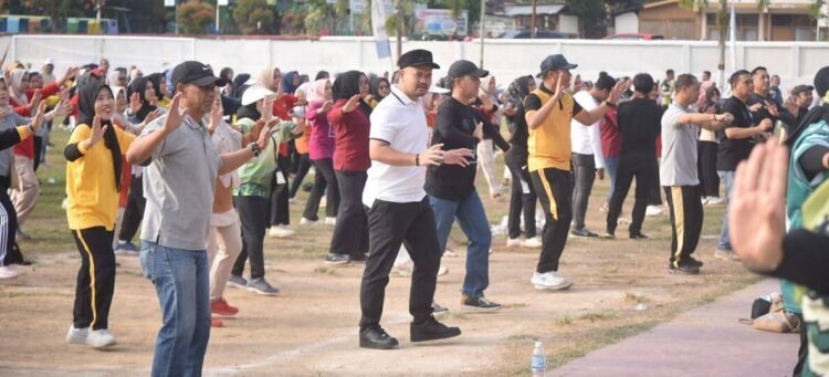 Peringati HANI 2025, Hidup Sehat, Bersih Narkoba 1 IKUTI—Wali Kota Sawahlunto Riyanda Putra mengikuti kegiatan senam bersama dalam rangka memperingati Hari Anti Narkoba Internasional HANI 2025 dan Hari Keluarga Nasional Harganas