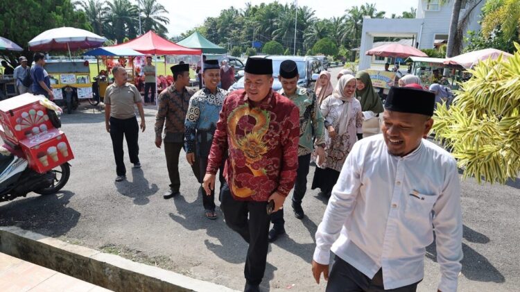 Wako Apresiasi Mini Competition Sempoa SIP TC Pariaman 1 KOMPETISI SEMPOA— Wali Kota Pariaman Yota Balad saat menghadiri kegiatan Mini Competition Sempoa SIP TC Pariaman, di Aula Rumah Makan Sambalado Pariaman.