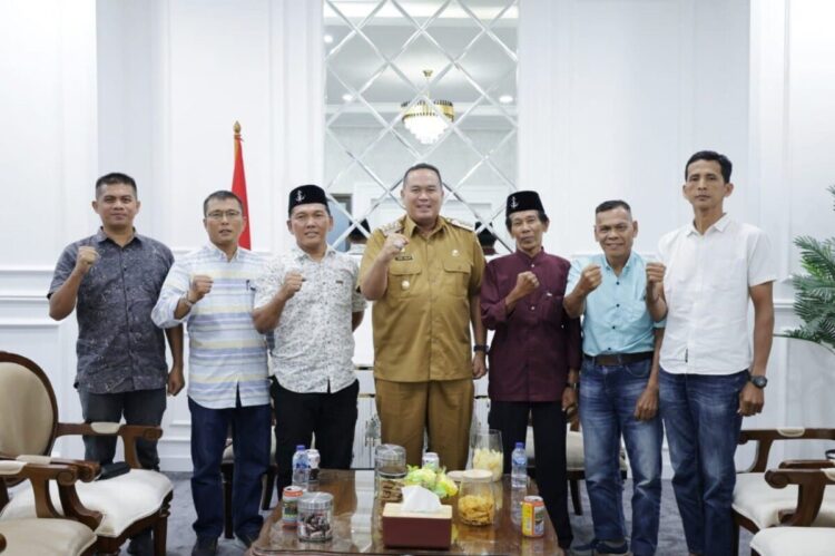 Lapor Wali Kota Yota Balad, KAN Pasa Pariaman Minta Bantuan Fasilitasi Kantor 1 KUNJUNGAN— Wali Kota Pariaman Yota Balad, saat menerima kunjungan Ketua Kerapatan Adat Nagari (KAN) Pasa Kecamatan Pariaman Tengah Yusran Yatim beserta rombongan.