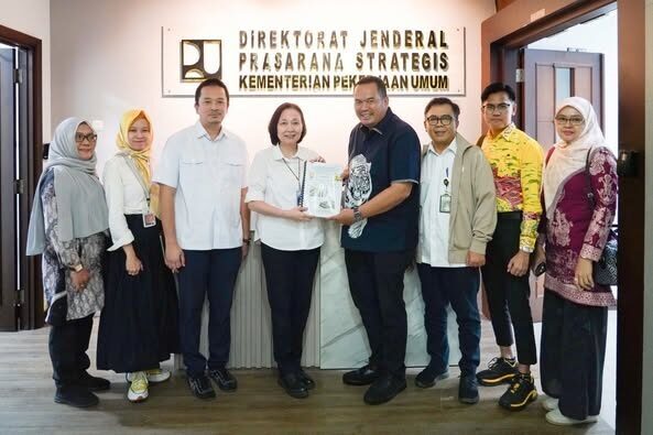 Wako Yota Balad Antarkan Tiga Proposal Pembangunan Pasar Baru 1 SERAHKAN PROPOSAL— Wali Kota Pariaman Yota Balad, serahkan tiga proposal pada Direktur Jenderal (Dirjen) Prasarana Strategis Kementerian Pekerjaan Umum (PU) RI.