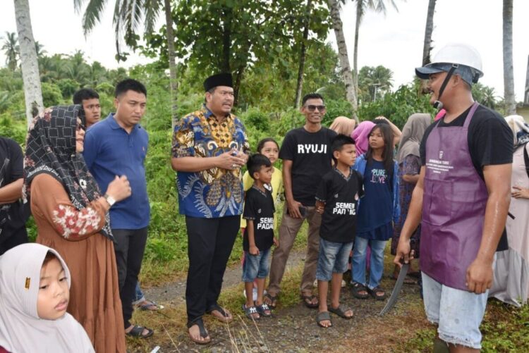 Perdana, Sapi Bantuan Presiden Disembelih di Masjid Nurul Iman Desa Naras I 1 SAPI PRESIDEN— Wako Pariaman Yota Balad menyaksikan langsung penyembelihan hewan kurban di Masjid Nurul Iman, Desa Naras I, Kecamatan Pariaman Utara.