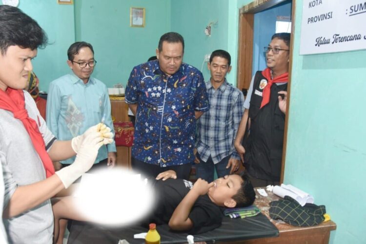Yota Balad: Dukung Pengabdian Masyarakat HET Fakultas Kedokteran 1 SUNAT MASSAL— Wali Kota Pariaman Yota Balad saksikan sunatan masal yang dilaksanakan FK Unand.