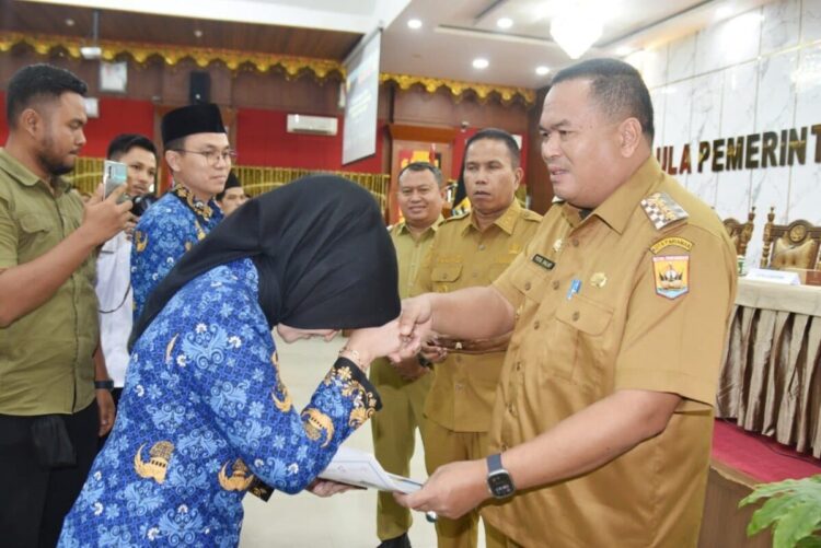148 CPNS Pariaman Terima SK Pengangkatan 1 SERAHKAN SK— Wali Kota Pariaman Yota Balad menyatakan atas nama pribadi dan pemerintah daerah mengucapkan selamat kepada 148 CPNS yang menerima SK pengangkatan CPNS.