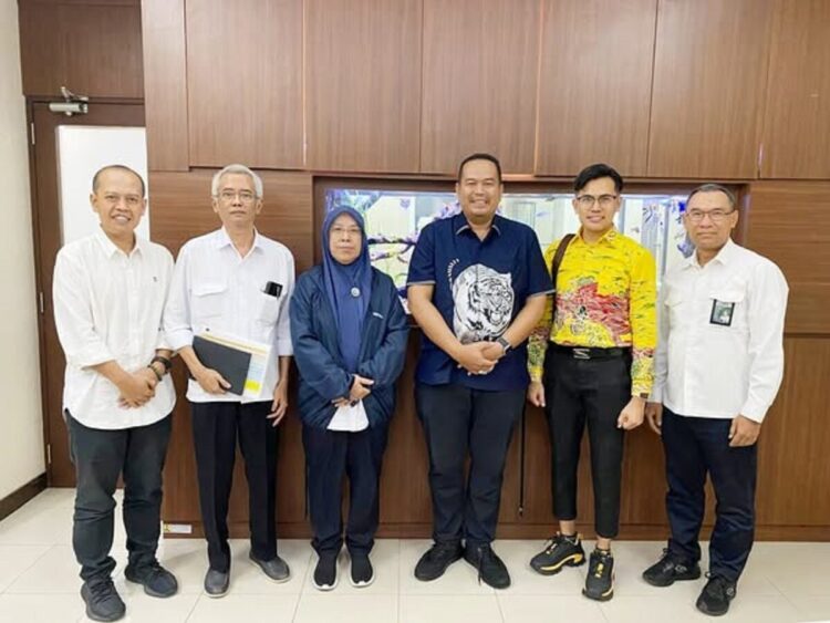 Wako Pariaman Audiensi dengan Dirjen SDA Kementerian PU, Minta Akses Sapras Pengendalian Banjir Sungai Batang Mangor Dibuka 1 BERTEMU DIRJEN— Wali Kota Pariaman Yota Balad didampingi Plt. Kepala Dinas PUPRP Riko Jamal, bertemu dengan Dirjen Prasarana Strategis, membahas sarana dan prasarana di Sungai Batang Mangor, Desa Punggung Ladiang yang masih diblokir .