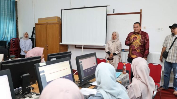 89 Pelajar Asal Pariaman Ikuti Tes Akademik Tel-U Bandung 1 ARAHAN—Wali Kota Pariaman Yota Balad berikan arahan saat meninjau pelaksaan Tes Akademik Telkom University (Tel-U) Bandung pada Program Satu Keluarga Satu Sarjana Plus (Saga Saja Plus) tahun akademik 2025/2026 yang bertempat di SMP 2, SMP 3 dan SMP 4 Kota Pariaman.