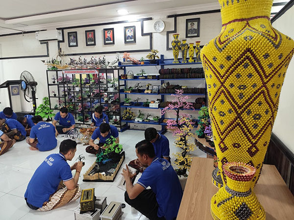 Lapas Kelas IIB Tanjung Pati Dukung Asta Cita Presiden 1 KETERAMPILAN WARGA BINAAN— Sejumlah Warga Binaan Lapas Kelas IIB Tanjung Pati, melakukan pembuatan kerajinan untuk peningkatan kapasitas dan keterampilan warga binaan sebagai bekal yang berguna dalam proses reintegrasi sosial saat kembali ke tengah masyarakat.