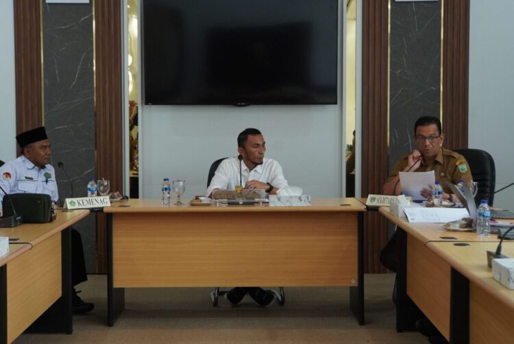 Pemko Padangpanjang Kebut Program MBG, 9 Dapur Disediakan 1 PIMPIN—Wakil Wali Kota, Allex Saputra pimpin rapat persiapan Percepatan Pelaksanaan Program Makan Bergizi Gratis (MBG), Senin (16/6) di Aula VIP Balai Kota.