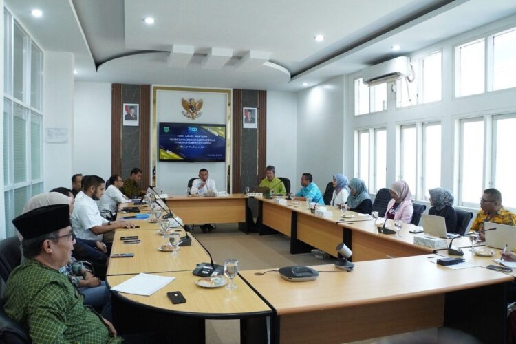 Allex: Wujudkan Padang Panjang sebagai Pionir ETPD di Sumbar 1 HIGH LEVEL MEETING— Wawako Padangpanjang saat membuka High Level Meeting HLM Tim Percepatan dan Perluasan Digitalisasi Daerah (TP2DD) Kota Padang Panjang, Jumat (20/6) , di ruang VIP Balai Kota.