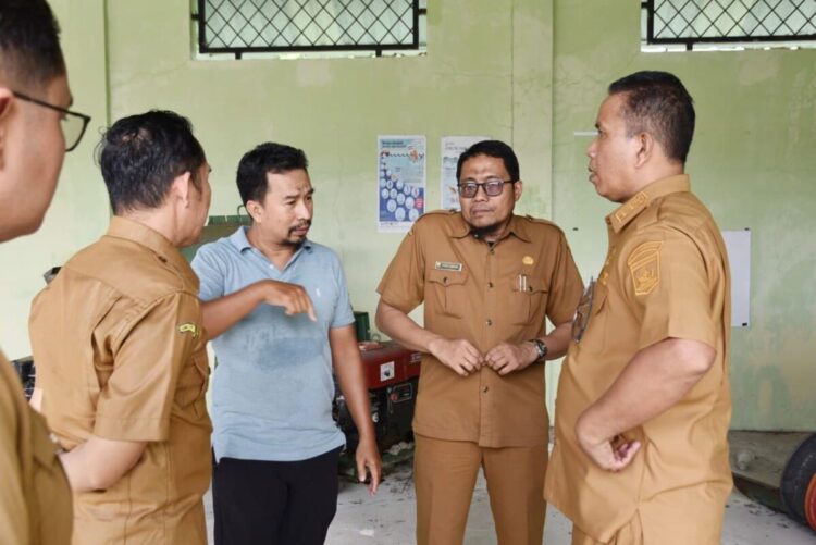 Setiap Daerah dan Perkotaan, Permasalahan Sampah Menjadi Momok 1 TINJAU— Wakil Wali Kota Pariaman Mulyadi, meninjau lokasi bersama Asisten II Elfis Candra, Tim Ahli Yofan Syarif dan Tim Jajaran Dinas Perumahan Rakyat, Kawasan Permukiman dan Lingkungan Hidup (Perkim LH).