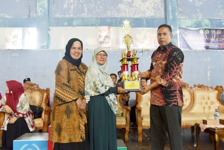 Siswa Juara O2SN dan GSI 2025 Terima Piala Bergilir 1 SERAHKAN PIALA BERGILIR— Wakil Wali Kota Pariaman Mulyadi serahkan piala begilir Olimpiade Olahraga Siswa Nasional (O2SN) dan Gala Siswa Indonesia (GSI) tingkat Kota Pariaman tahun 2025.