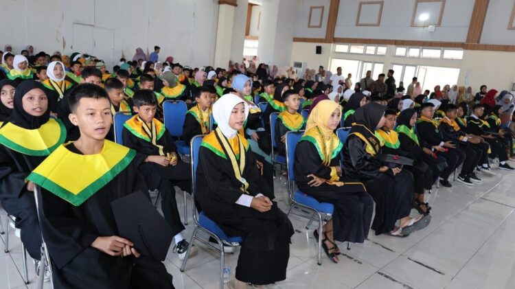 Wako Yota Balad Hadiri Wisuda MDTA, Momen Penting Menandai Selesainya Jenjang Pendidikan Dasar Keagamaan Islam 1 WISUDA— Santri MDTA gabungan Dewan Pengurus Anak Cabang (DPAC) Forum Komunikasi Diniyah Takmiliyah (FKDT) se Kecamatan Pariaman Utara Kota Pariaman tahun 2025 mengikuti wisuda, di Aula SUPM Pariaman.