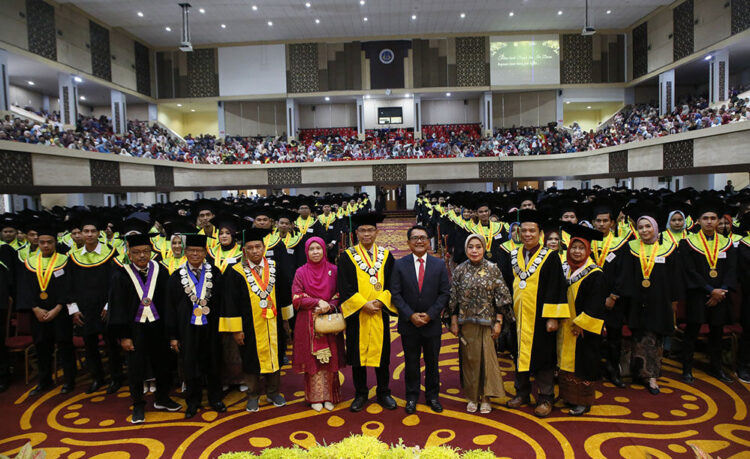 WISUDA-Rektor UNP, Krismadinata, Ph.D bersama Civitas Akademika UNP dan 
Bupati Padangpariaman, John Kenedy Azis serta 1.140 wisudawan UNP, saat Wisuda 
ke-139 Periode Juni hari kedua, Minggu (29/6).