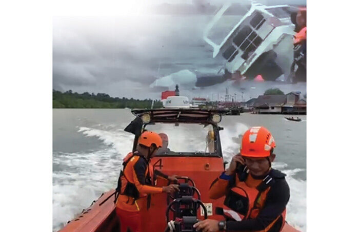 Boat Terbalik Dihantam Gelombang Tinggi di Perairan Sipora, 11 Penumpang Hilang, Tim SAR Gabungan masih Mencari 1 PENCARIAN— Tim SAR melakukan pencarian terhadap 10 penumpang yang hilang usai boat yang ditumpangi terbalik di perairan Sipora, Kabupaen Kepulauan Mentawai.