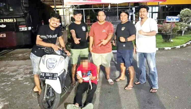 Parah! Kecanduan Judi Online, Pria 31 Tahun Ngaku Dibegal, Motor Digadaikan Rp 2 Juta, Lapor Polisi Gegara Takut Dimarahi Istri 1 LAPORAN PALSU— Pelaku MF yang membuat laporan palsu diamankan di Mapolresta Padang.