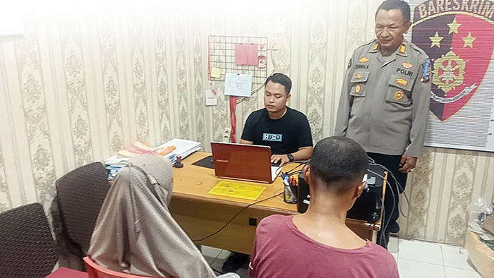 Pasutri Sadis!, Putri Kandung Dianiaya hingga TEWAS, Diseret, Ditendang, Dicubit dan Terguling di Tangga Beton, Gegara Tak Mau Dimandikan, Korban sedang Sakit Mutaber 1 PASUTRI— Polisi mengamankan pasutri yang menganiaya anaknya hingga tewas di di Jorong Balai Talang, Nagari Guguak VIII Koto, Kecamatan Guguak.