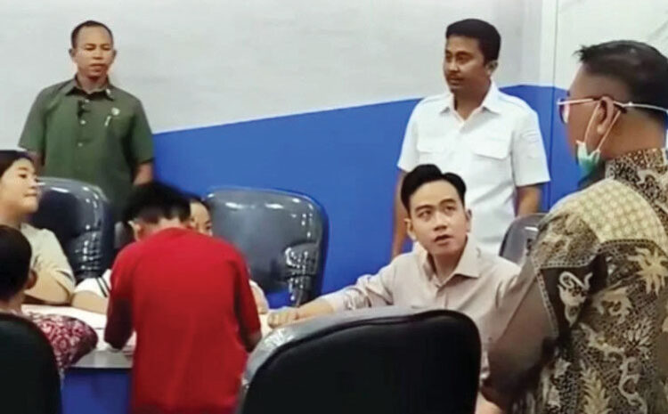 Wapres Temui Anak-anak Korban Perusakan Rumah Doa GKSI, Minta Psikolog Berikan Trauma Healing hingga Tuntas 1 Wakil Presiden RI Gibran Rakabuming Raka didampingi Wakil Gubernur Sumbar Vasko Ruseimy saat mengunjungi anak-anak jemaat GKSI Padang di Aula Dinsos Kota Padang, Sumbar, Rabu (30/7).