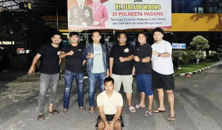 Terekam CCTV saat Beraksi, Maling Motor Bersweater Ditangkap 1 PENCURI— Pelaku D (30) yang mencuri sepeda motor ditangkap Tim Klewang Polresta Padang.